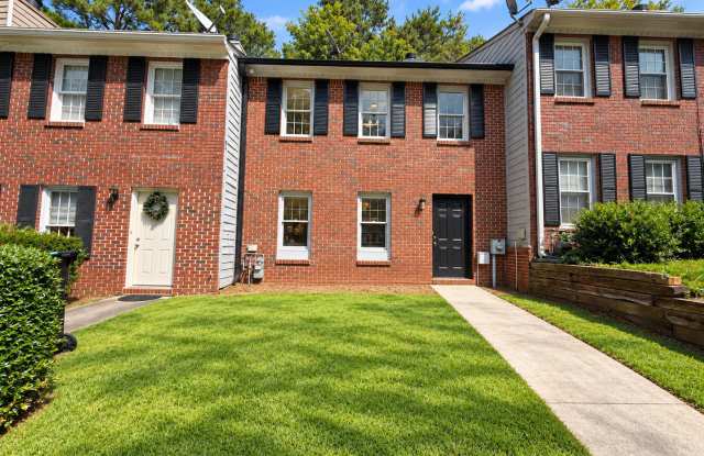 Spacious 3 Bed 2.5 Bath Townhome in Marietta! Gallery 1