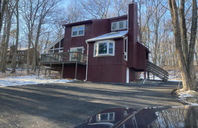 267 St Andrews Drive - 267 Saint Andrews Drive, Saw Creek, PA 18324