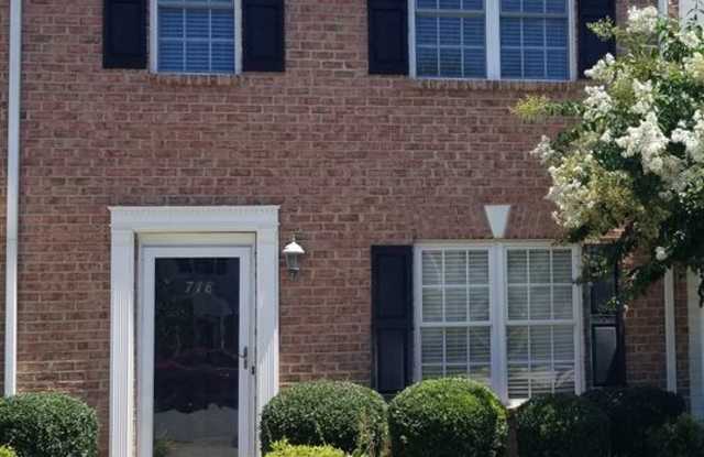 Spacious 3 Bedroom 2.5 Bathroom Townhouse in Wyndhurst! - 718 Wyndhurst Drive, Lynchburg, VA 24502