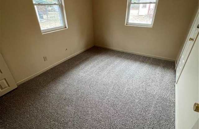3 Bed 1 Bath House with 1 Car Garage, Gas Heat & Hot Water. photos photos