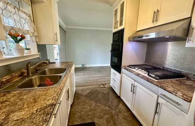 Clean two Bedroom Condo with Pool and Backyard Gallery 4