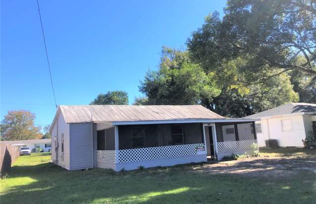 GORGEOUS REMODELED 3BR/2BA Zephyrhills Home with HUGE SCREENED IN PORCH and Shed photos photos
