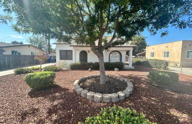 Charming 3 bedroom cottage with lawn service in North Hanford Gallery 1