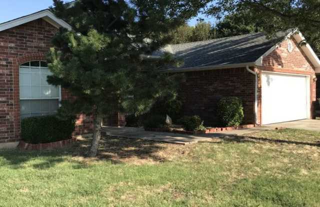 4 bed 1.5 miles from OU Campus available for September 1st move in! - 1624 Briarcreek, Norman, OK 73071