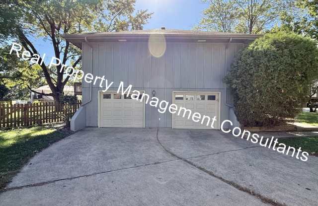 Charming Lee's Summit Raised Ranch 3 Bed 2 Bath! Gallery 4