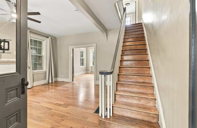 Beautiful 5 Bed 1.5 Bath Home Available Now! Gallery 4