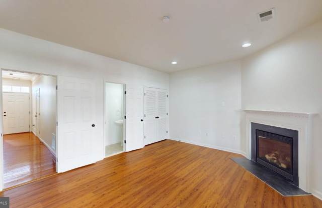 502 LEGRACE Terrace NE Gallery 4