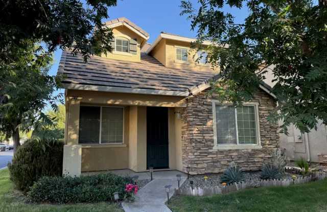 Charming 3 bedroom and 2 full bathroom home in Stockton! Gallery 1