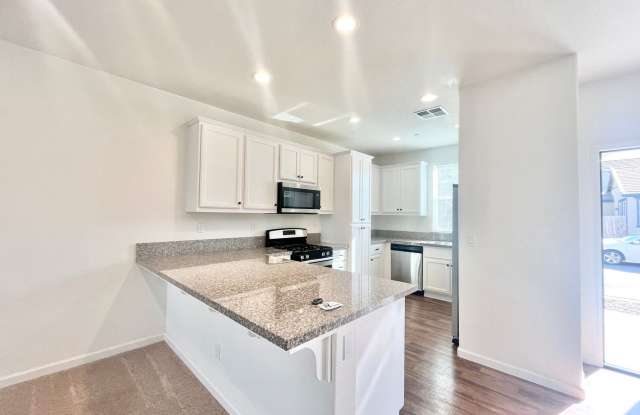 Merced: $2,100 two story 3 bedroom 2.5 bathroom nicely updated home with granite counter tops * - 2943 Bannon Lane, Merced, CA 95348