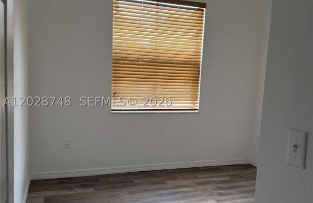 994 NE 42nd Ter Gallery 3