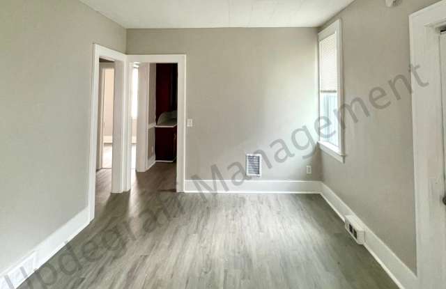 816 South Goodman Street1/2 Gallery 3