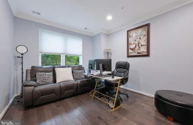 518 HARBORVIEW Drive Gallery 3