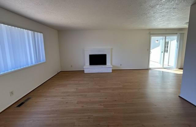 3Bd/1Ba Single Story House - For Viewing! Gallery 4