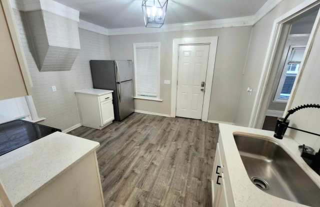 Spacious 3bd house | Laundry hooks |Porch|Off Street Parking|NET EFFECTIVE RENT OFFER Gallery 3