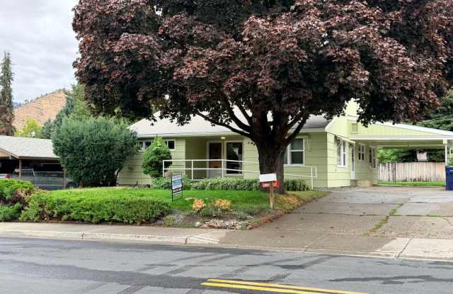 4 bed/1.5 bath in CASHMERE! Large yard, two living spaces, extra room & storage! Spacious living! Gallery 1