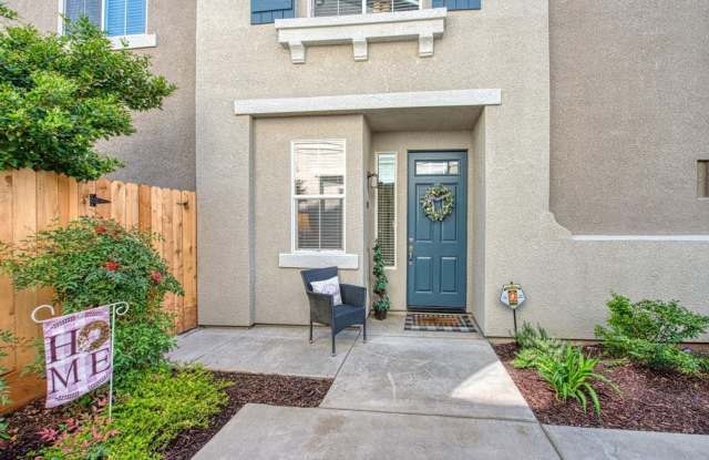 343 N Raphael LN, Clovis. AVAILABLE NOW! - 343 Raphael Lane, Clovis, CA 93611