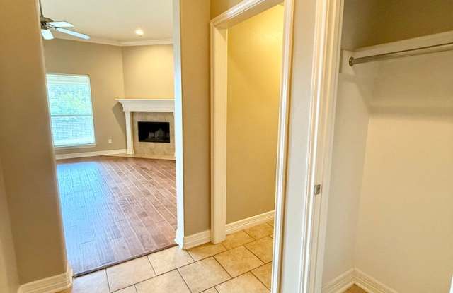 Beautiful 4-bed/2-bath! Gallery 4