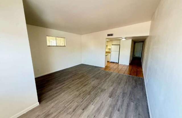 2513 East Kings Avenue Gallery 3