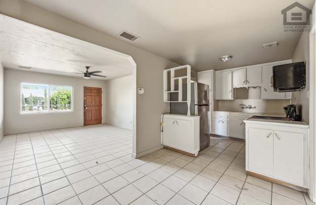 4Bed/2Bath House at Glendale Ave/19th Ave! Ready for Immediate Move-In! – RV GATE! NO HOA! photos photos