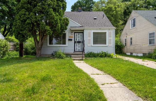 19780 Blackstone with formal dining room and nice hardwood floor located in Evergreen- Lahser - 19780 Blackstone Street, Detroit, MI 48219