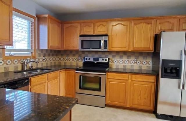 14411 Oakbrook Dr - 14411 Oak Brook Dr, Urbandale, IA 50323