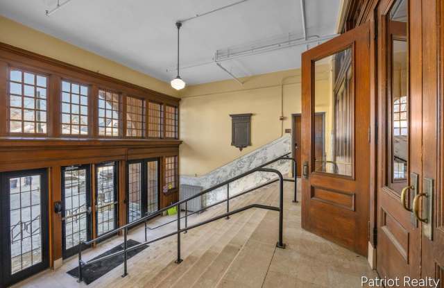 600 Broadway Avenue NW Gallery 4