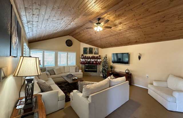 Gorgeous 3 Bed / 2.5 Bath Cabin-Style Home! Gallery 4