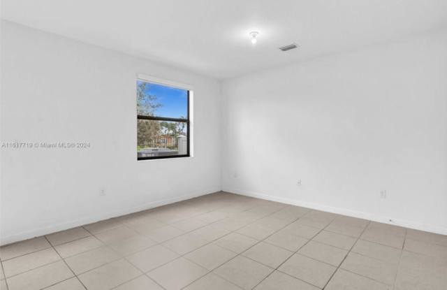 20381 NW 4th Ct Gallery 4