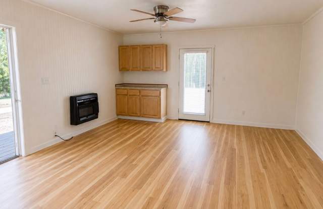 spacious two bedroom, one bath apartment Gallery 4