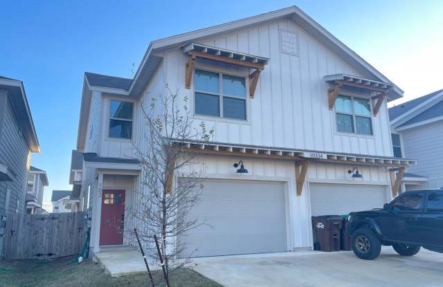 MOVE FAST—GATED TOWNHOME NEAR LACKLAND AFB WITH A PRIVATE YARD! photos photos