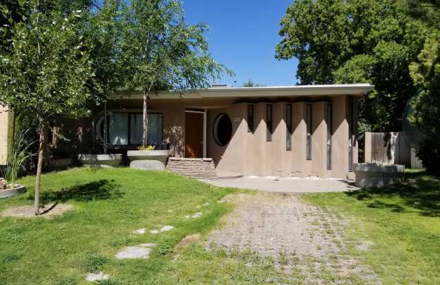 323 Wellesley Place NE Gallery 2