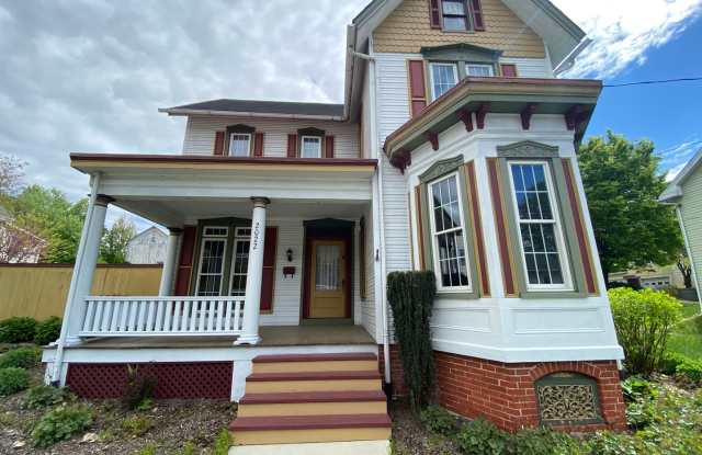 Amazing 4 BR, 2BA Colonial Style Home in Lititz Gallery 1