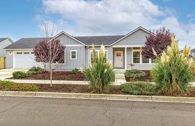 SINGLE LEVEL 3 BEDROOM/ UPGRADES W/ EASY MAINTENANCE photos photos