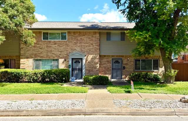 Updated 2-Bedroom Townhome Near the Airport & Hwy 281! Gallery 1