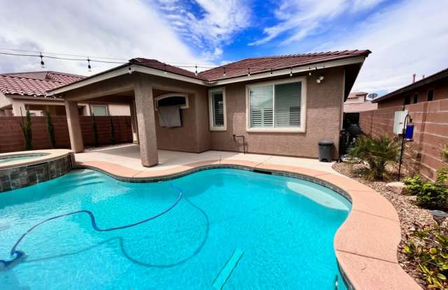 Gorgeous 1 story single home, 3 beds, 2 baths, granite kitchen with stainless steel appliances with pool and spa. photos photos