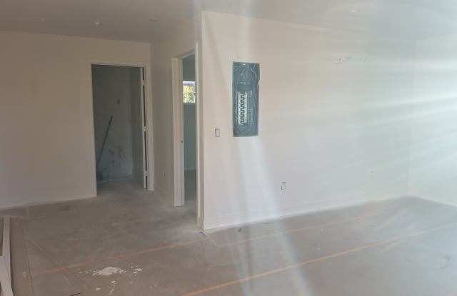 7538 1/2 Cozycroft Avenue Gallery 3