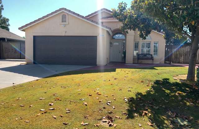 Beautiful home in SW Bakersfield W/Solar and RV Parking! Available 1st week in May photos photos