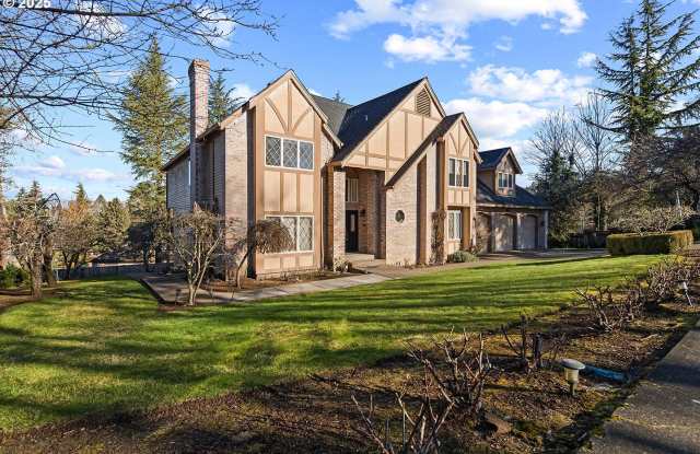 Exceptional Luxury Living in Portland | Expansive 5-Bedroom Estate with 3-Car Garage & Second Kitchen photos photos