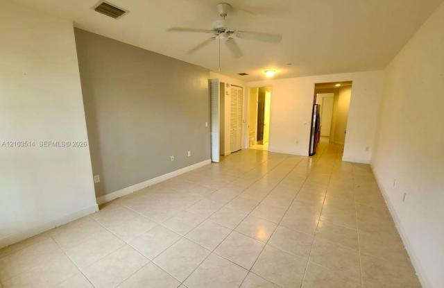 Spacious 1/1 in Sailboat Bend Village, featuring an in-unit washer and dryer and assigned parking. Gallery 3