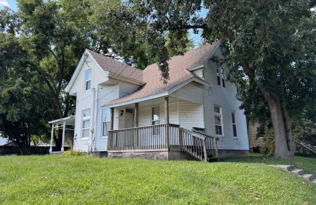 Spacious 3 Bedroom Home - Close to Downtown! photos photos