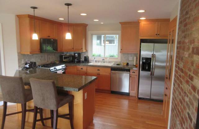 3Bd/2.5Ba Clyde Hill Home Gallery 4