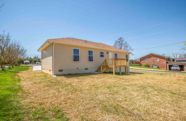 Knoxville 37849 - 3 Bedroom, 2.5 Bath home with Washer/dryer & Yard Maintenance Included - Call Susan Niedergeses (865) 300-4722 Gallery 3