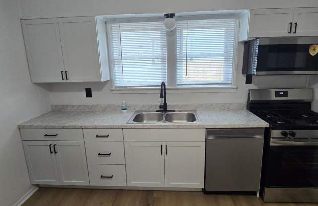 Beautifully Renovated 3-Bedroom, 2-Bath Louisville Home Gallery 3