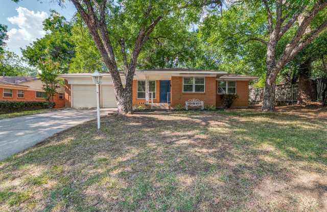 Updated home with a touch of vintage charm on a wooded lot. 3 bedrooms, 2 bathrooms, and 2 living areas. - 1703 Raydon Drive, Arlington, TX 76013