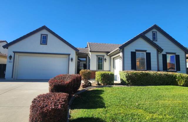 Wonderdful 3 Bedroom + Den, 2.5 Bathroom Home in Elk Grove Gallery 1