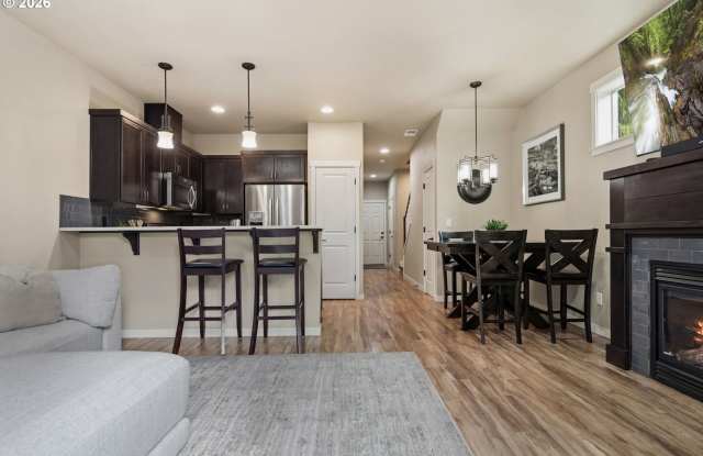 Stunning Progress Ridge End-Unit Townhome with Modern Kitchen, Dual Suites & Spacious Loft Gallery 4