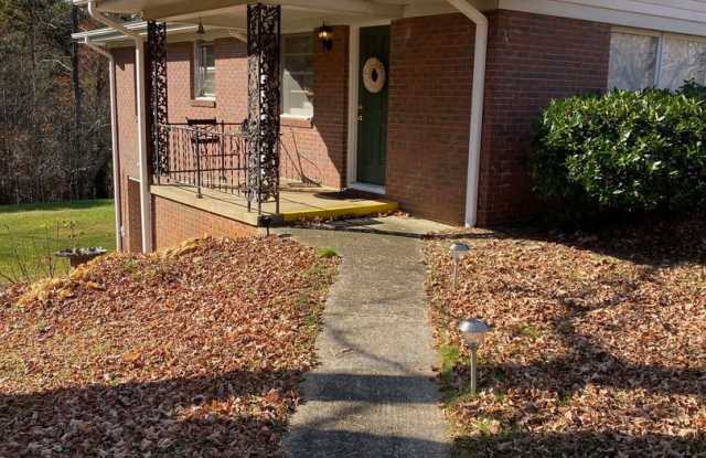 West AVL - Clean, Spacious 2/1 Ready Now! Gallery 3