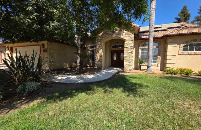 3 bedroom 2 bathroom in a desirable SE Visalia neighborhood! photos photos