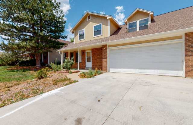 Large Townhome 3 bed/2 bath w/2 car attached garage photos photos