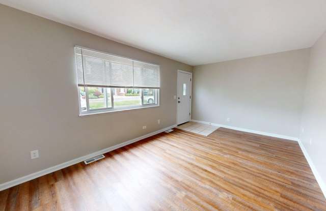 Elyria, 2 bedroom/1 bathroom renovated townhouse. Gallery 2